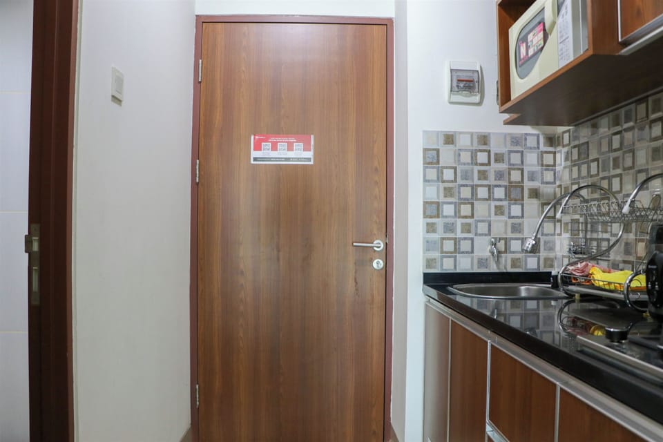 Deluxe Apartment | Private kitchen | Full-size fridge, stovetop, electric kettle