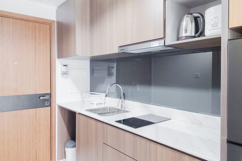 Deluxe Apartment | Private kitchen | Full-size fridge, stovetop, electric kettle