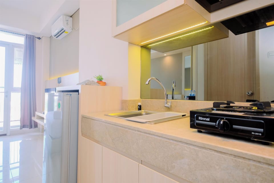 Deluxe Studio | Private kitchen | Full-size fridge, stovetop, electric kettle