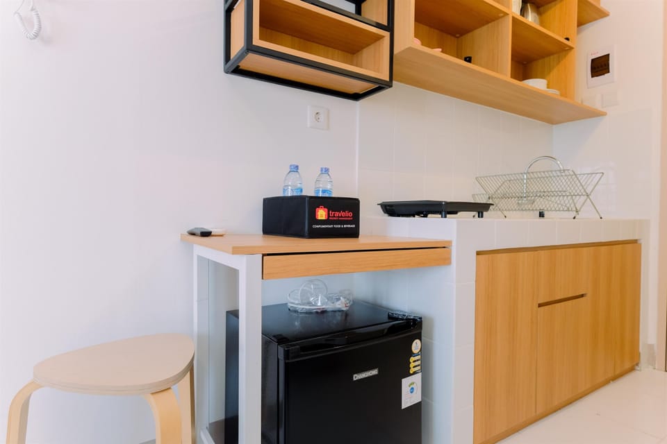 Deluxe Studio | Private kitchen | Mini-fridge, stovetop, electric kettle