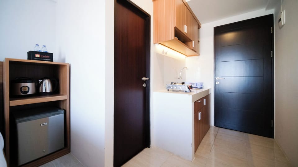 Deluxe Studio | Private kitchen | Mini-fridge, stovetop, electric kettle
