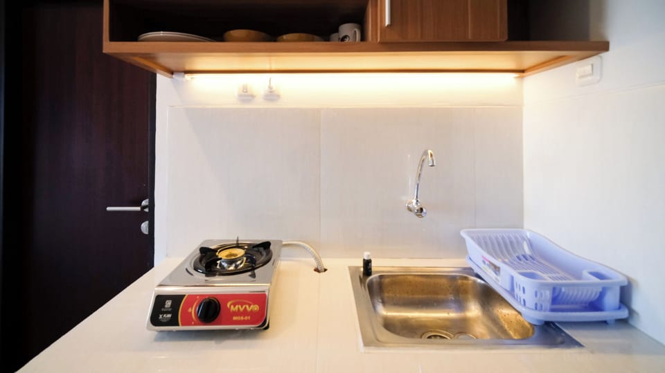 Deluxe Studio | Private kitchen | Mini-fridge, stovetop, electric kettle