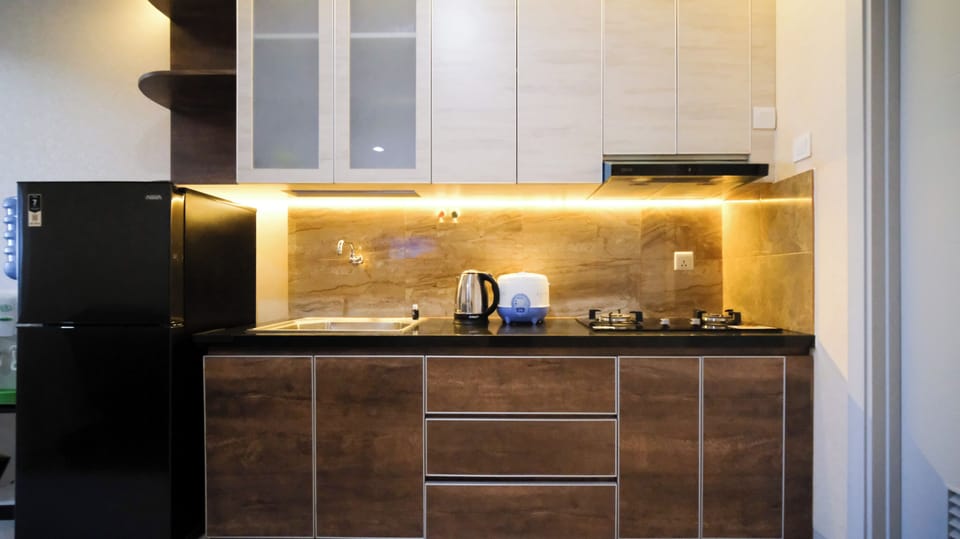 Deluxe Apartment | Private kitchen | Full-size fridge, stovetop, dining tables