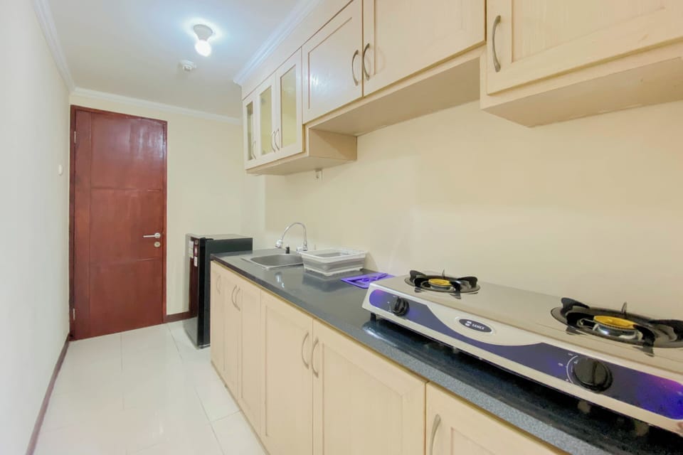 Deluxe Studio | Private kitchen | Fridge, stovetop