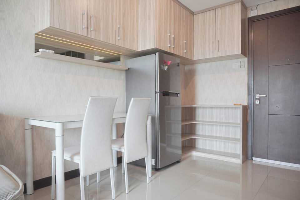 Deluxe Studio | Private kitchen | Full-size fridge, stovetop, dining tables