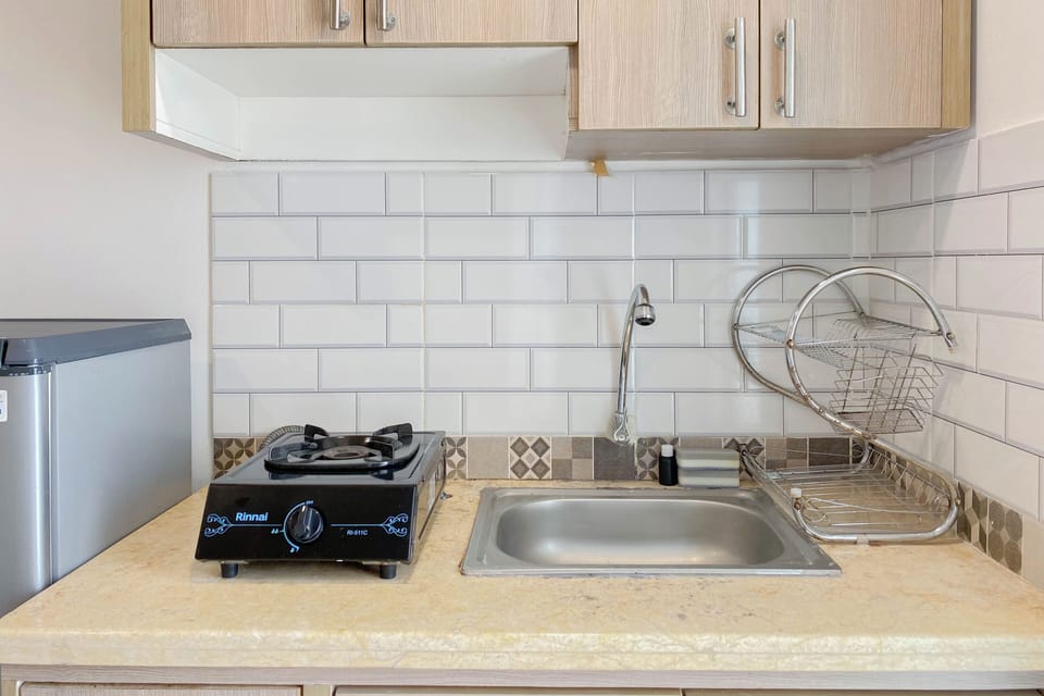 Deluxe Studio | Private kitchen | Fridge, stovetop
