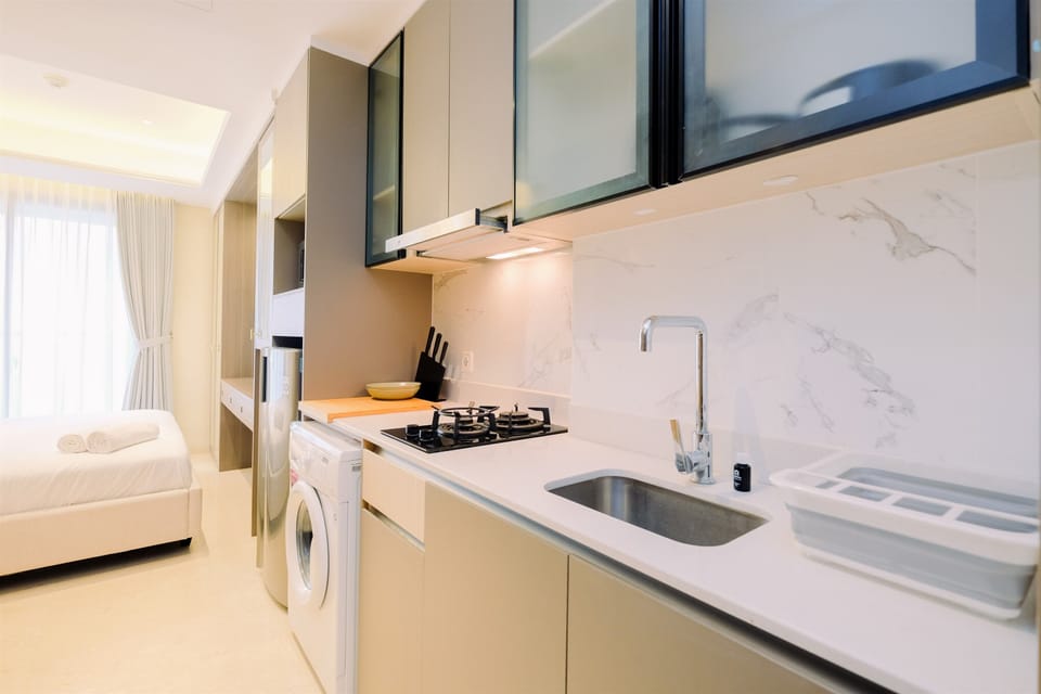 Deluxe Studio | Private kitchen | Full-size fridge, stovetop, electric kettle