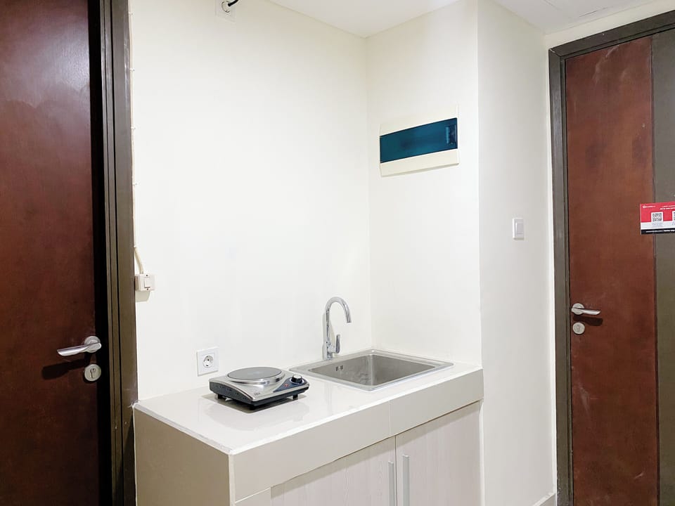 Deluxe Apartment | Private kitchen | Fridge, stovetop, dining tables