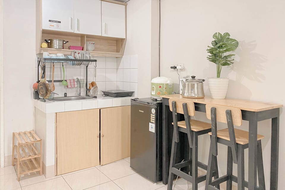 Deluxe Apartment | Private kitchen | Fridge, stovetop, dining tables