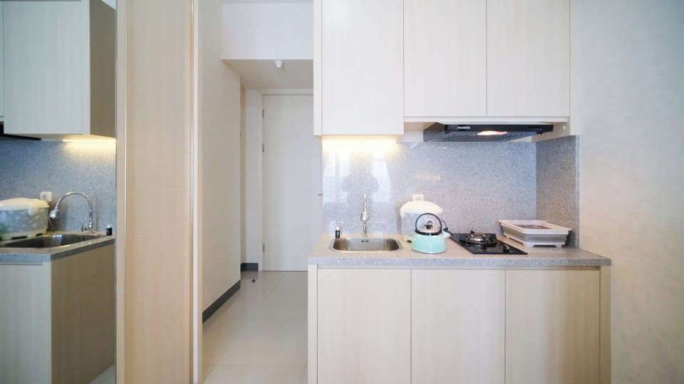 Deluxe Studio | Private kitchen | Fridge, stovetop