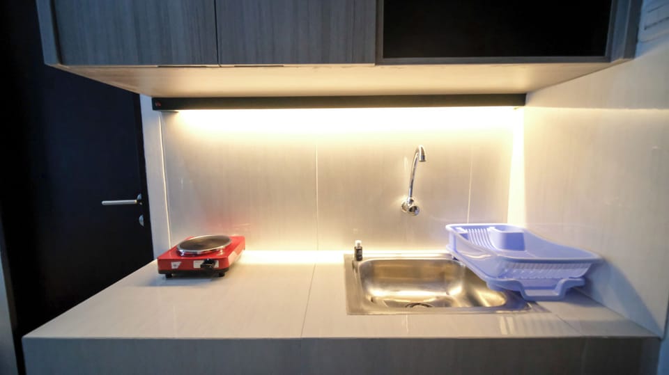 Deluxe Studio | Private kitchen | Fridge, stovetop