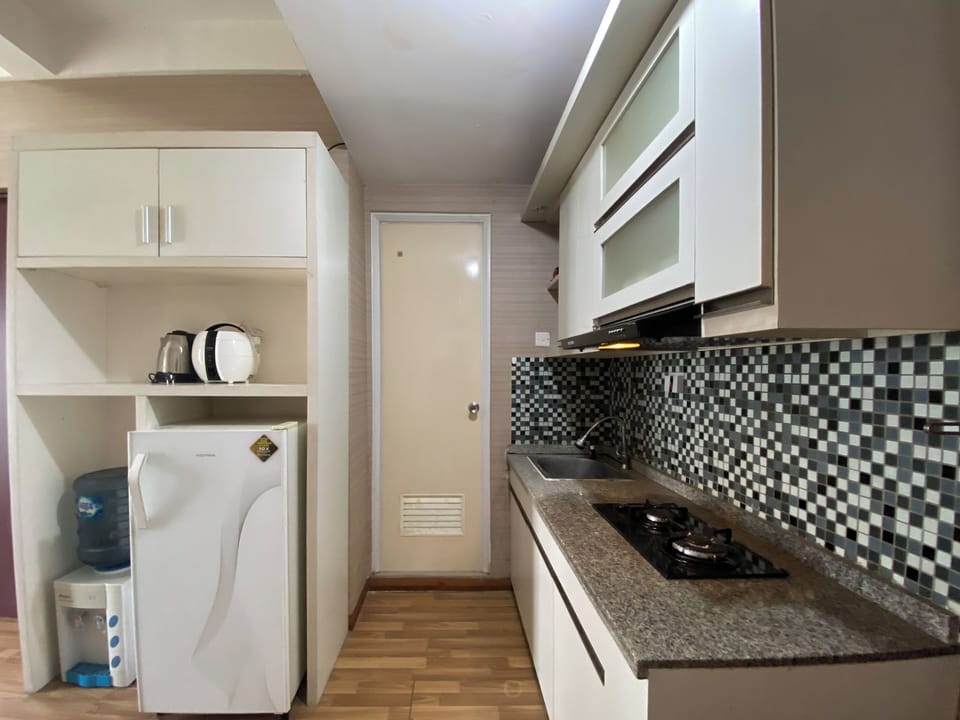 Deluxe Apartment | Private kitchen | Fridge, stovetop, dining tables