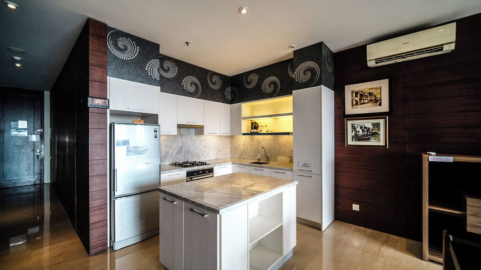 Deluxe Apartment | Private kitchen | Full-size fridge, stovetop, dining tables