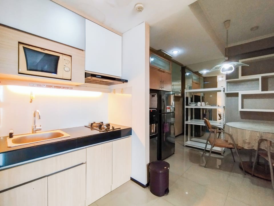 Deluxe Apartment | Private kitchen | Full-size fridge, stovetop, dining tables