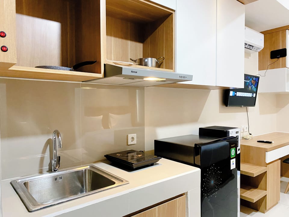 Deluxe Studio | Private kitchen | Fridge, stovetop, electric kettle