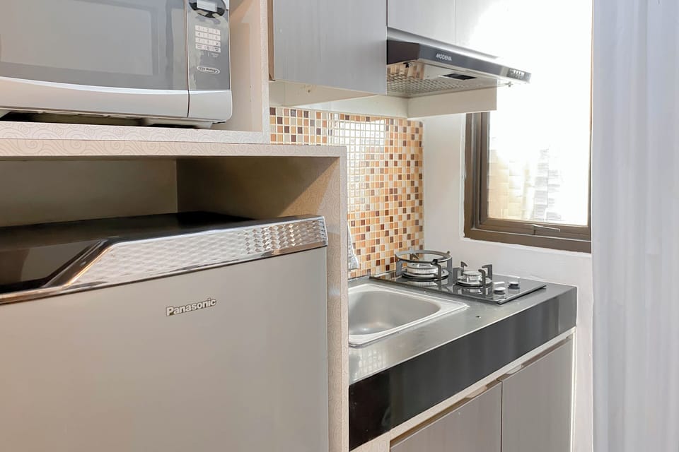 Deluxe Apartment | Private kitchen | Fridge, microwave, stovetop, dining tables