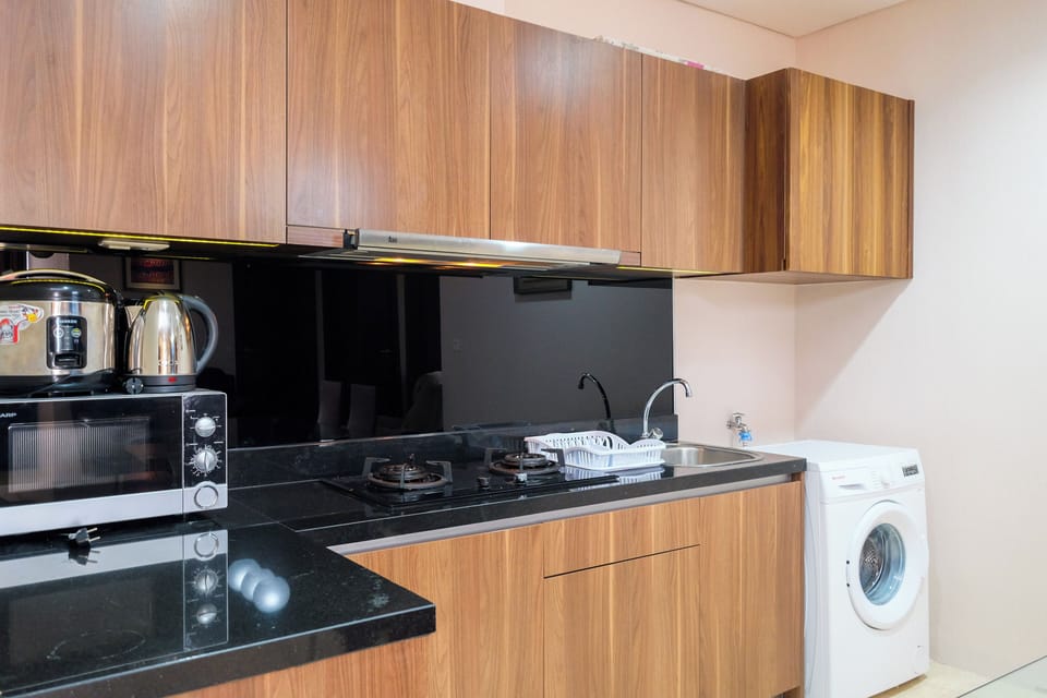 Deluxe Apartment | Private kitchen | Full-size fridge, microwave, stovetop, dining tables
