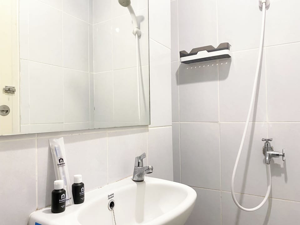 Deluxe Studio | Bathroom | Shower, towels