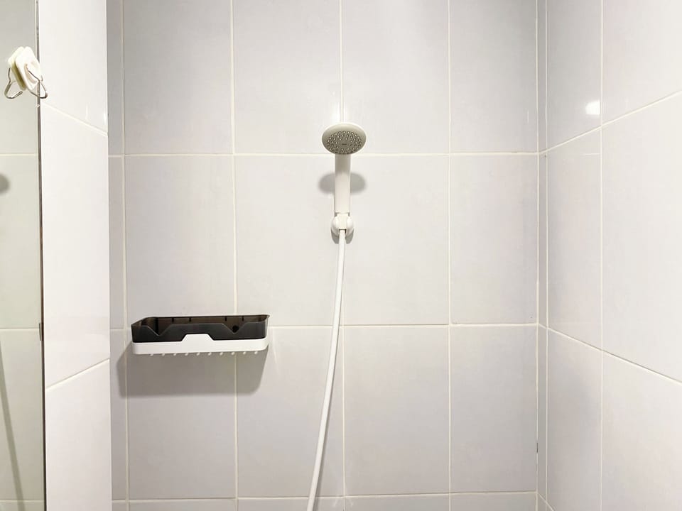 Deluxe Studio | Bathroom | Shower, towels