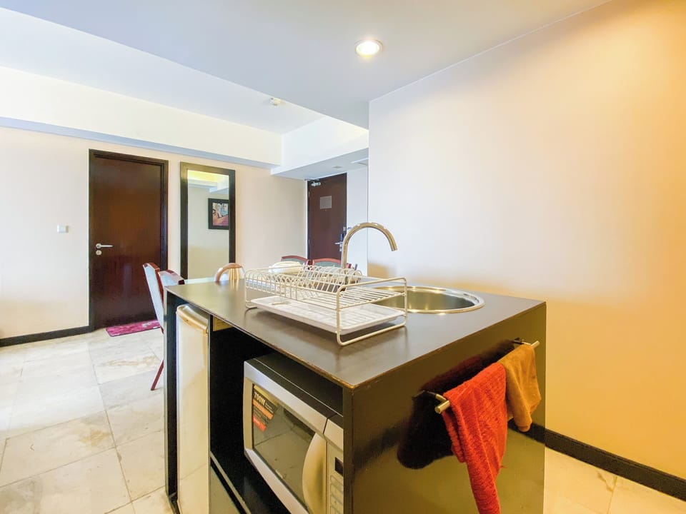 Deluxe Apartment | Private kitchen | Fridge, microwave, stovetop, dining tables
