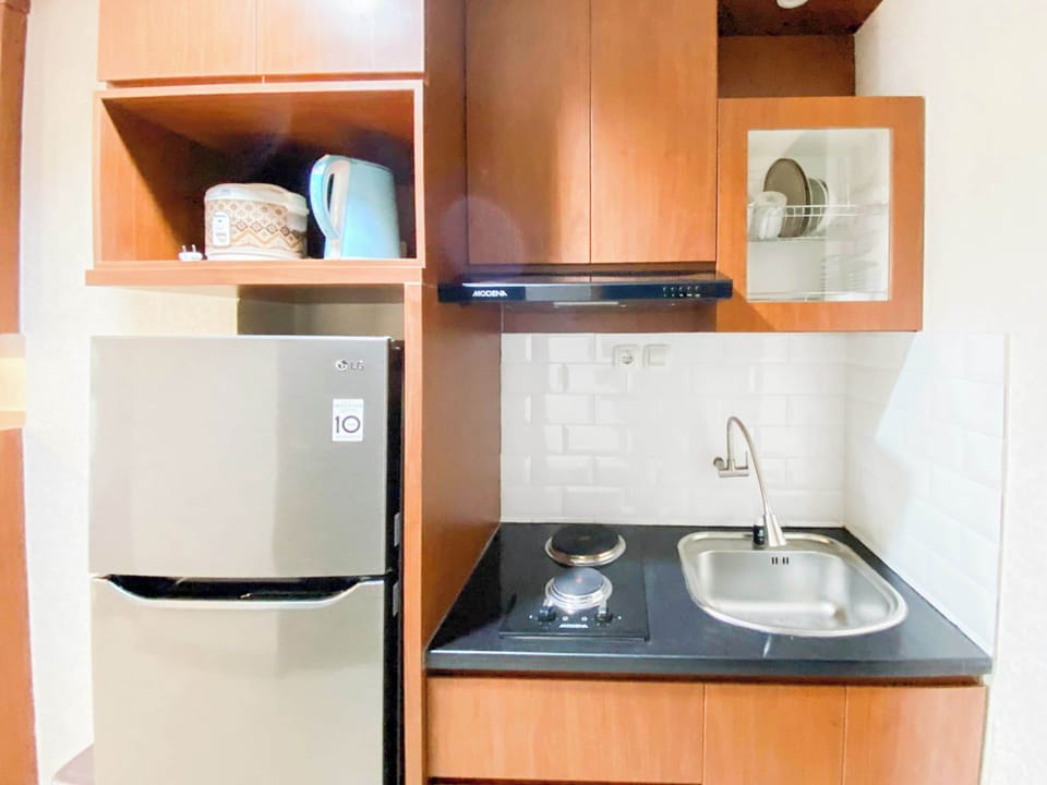 Deluxe Studio | Private kitchen | Full-size fridge, stovetop