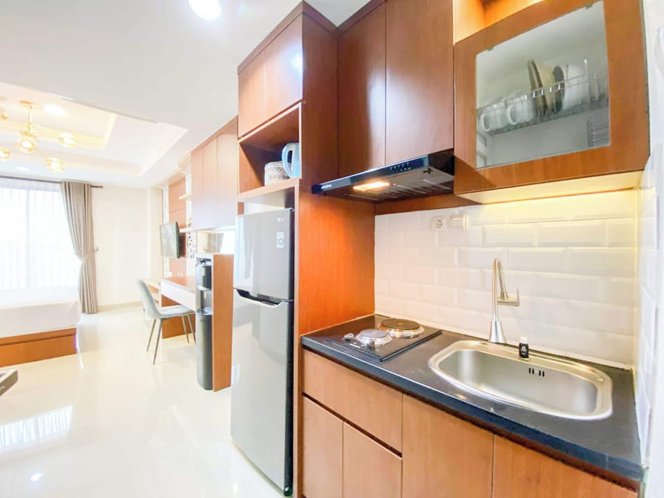 Deluxe Studio | Private kitchen | Full-size fridge, stovetop