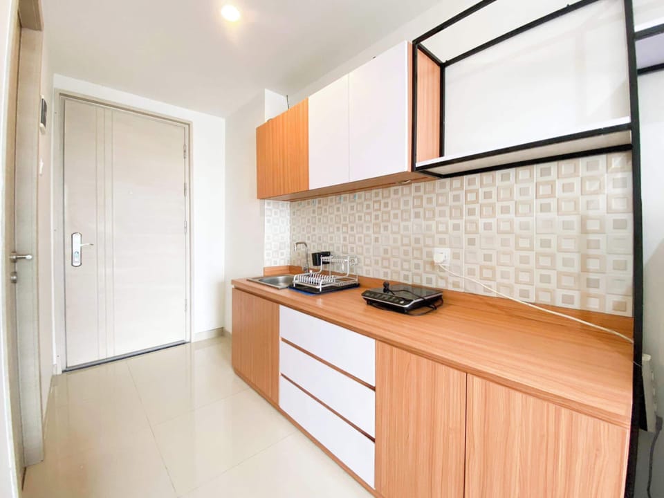 Deluxe Studio | Private kitchen | Full-size fridge, stovetop