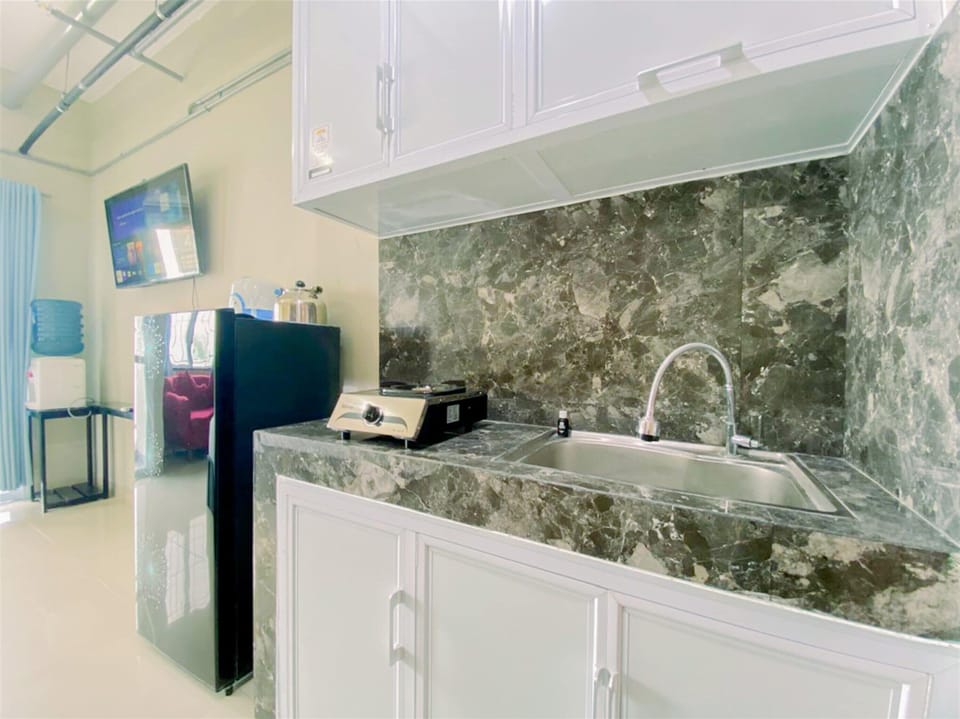 Deluxe Studio | Private kitchen | Full-size fridge, stovetop