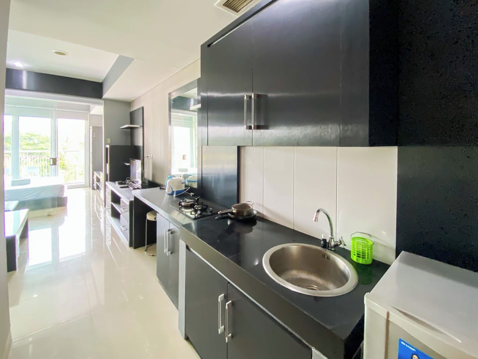 Deluxe Apartment | Private kitchen | Fridge, stovetop, dining tables