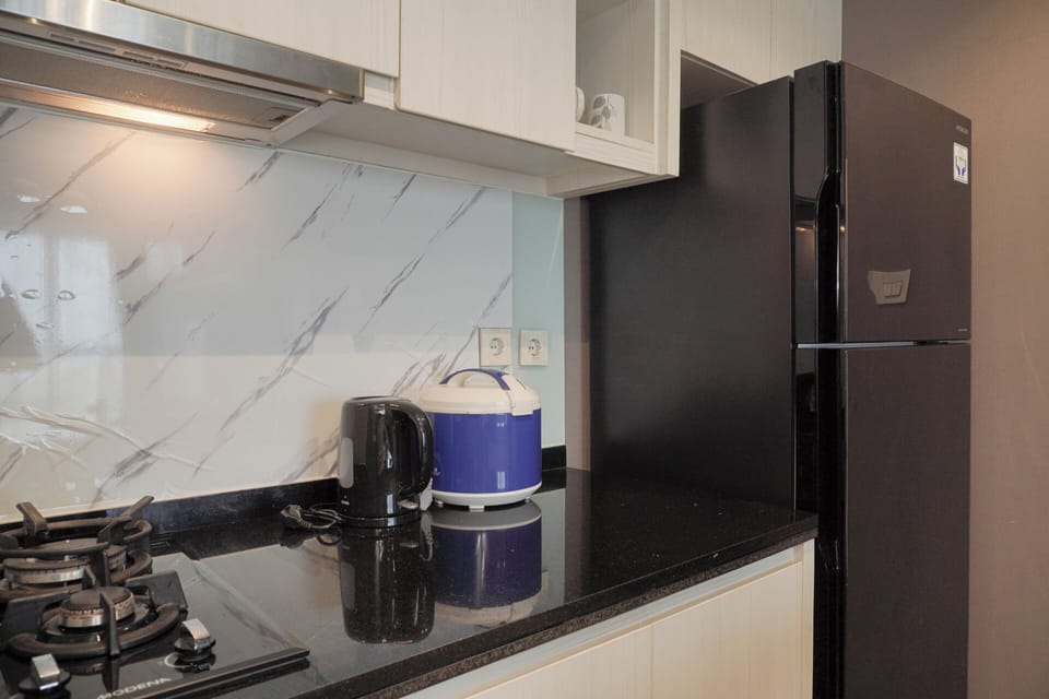 Deluxe Apartment | Private kitchen | Full-size fridge, stovetop, dining tables