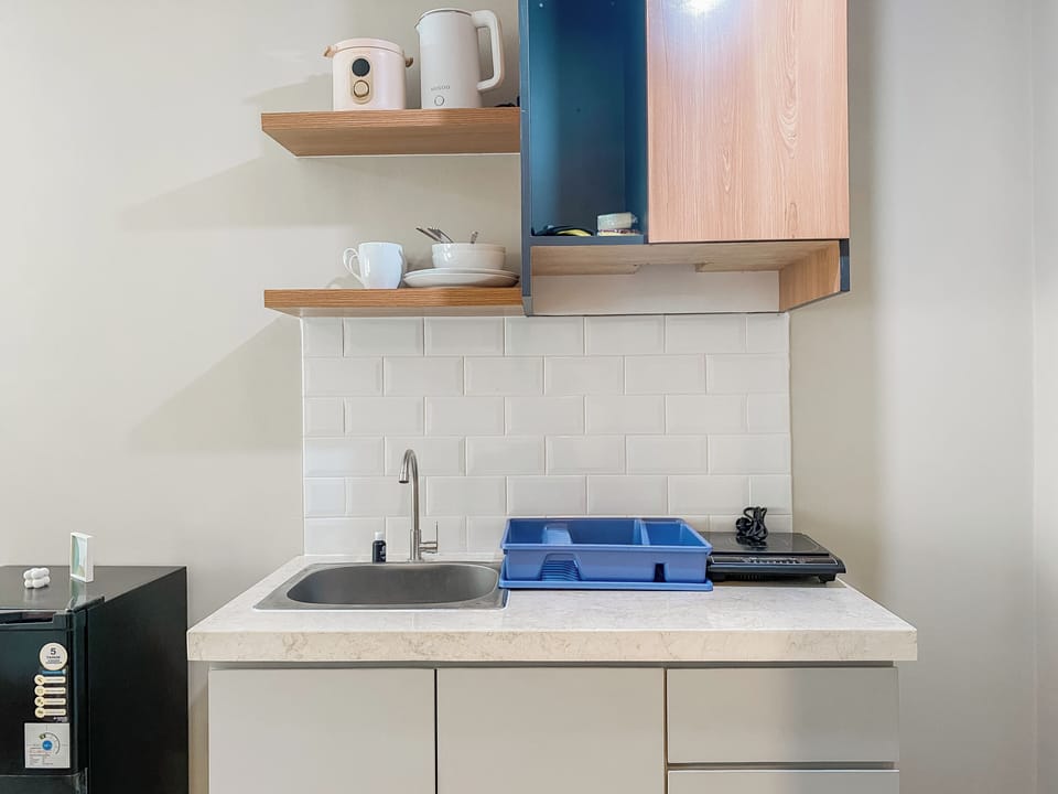 Deluxe Studio | Private kitchen | Fridge, stovetop