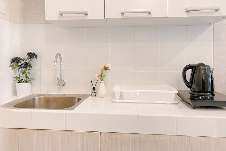 Deluxe Studio | Private kitchen | Fridge, stovetop