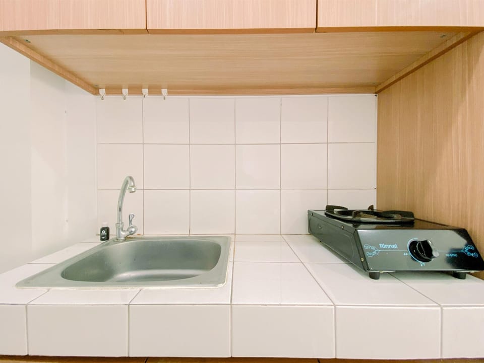 Deluxe Studio | Private kitchen | Fridge, stovetop, electric kettle