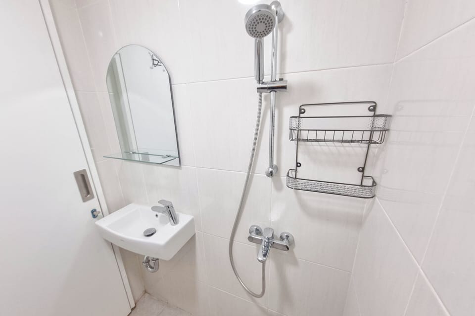 Deluxe Studio | Bathroom | Shower, towels