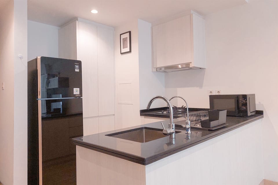 Deluxe Apartment | Private kitchen | Full-size fridge, microwave, stovetop