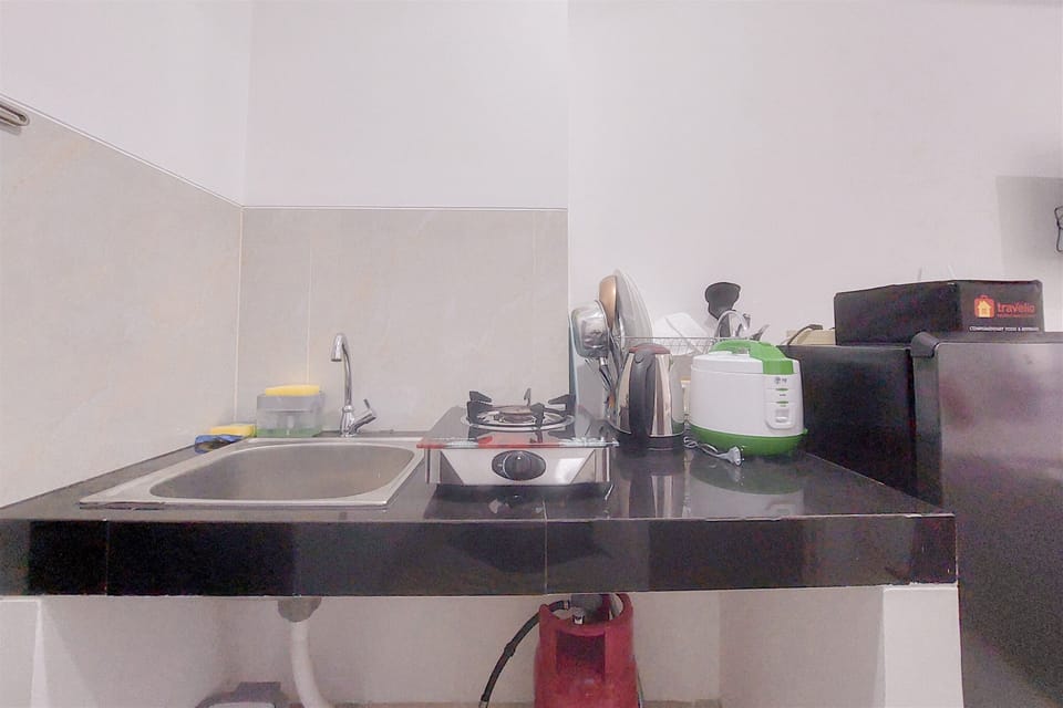Deluxe Studio | Private kitchen | Fridge, stovetop
