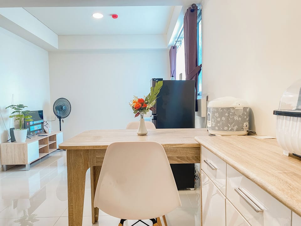Deluxe Apartment | Private kitchen | Full-size fridge, stovetop, electric kettle, dining tables