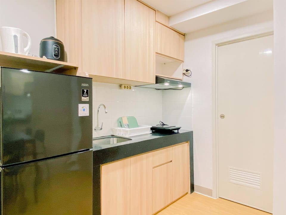 Apartment | Private kitchen | Fridge, stovetop, rice cooker, dining table