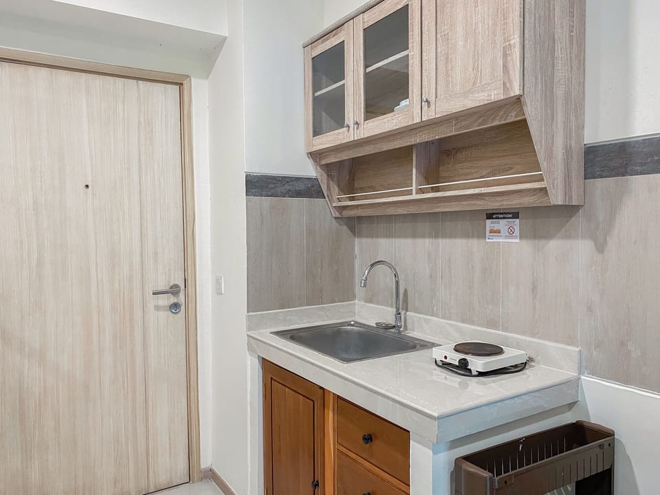 Fridge, stovetop, rice cooker, dining tables