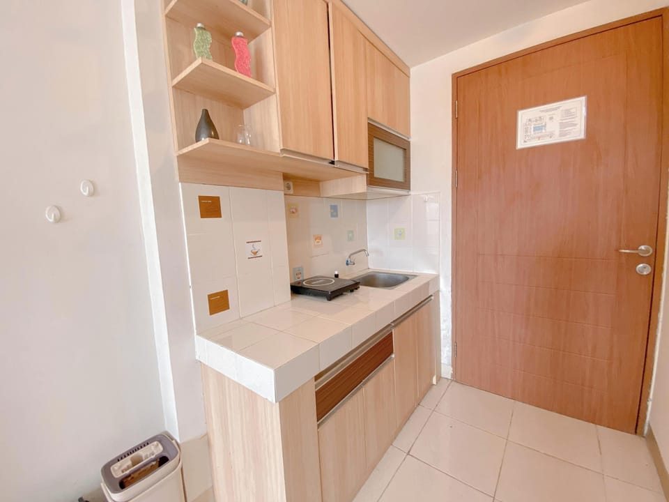 Deluxe Studio | Private kitchen | Mini-fridge, stovetop