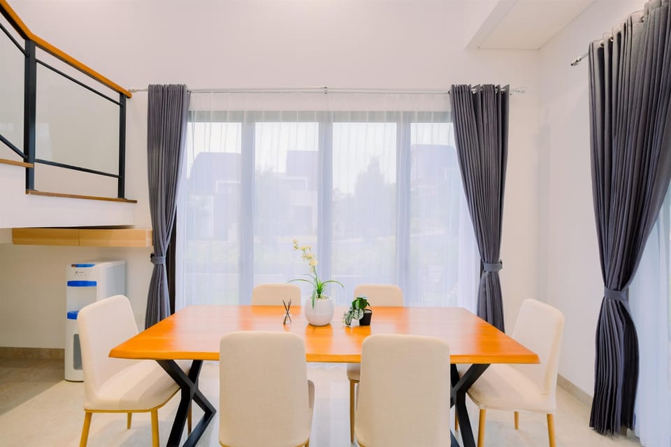 Deluxe Apartment | Living area | Flat-screen TV