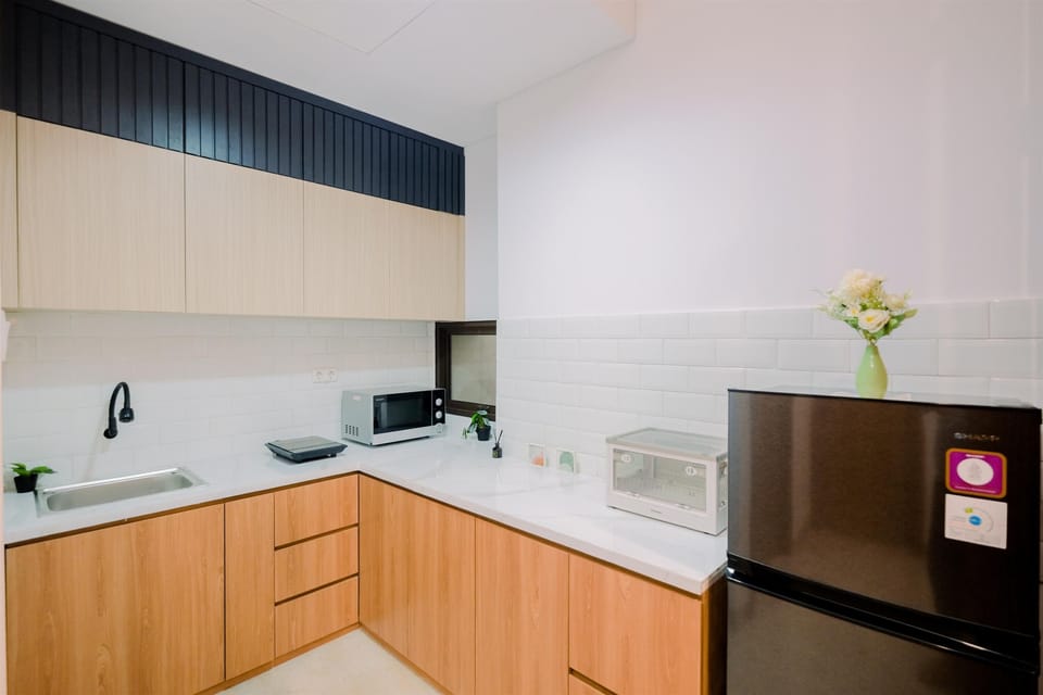 Deluxe Apartment | Private kitchen | Full-size fridge, microwave, stovetop, electric kettle
