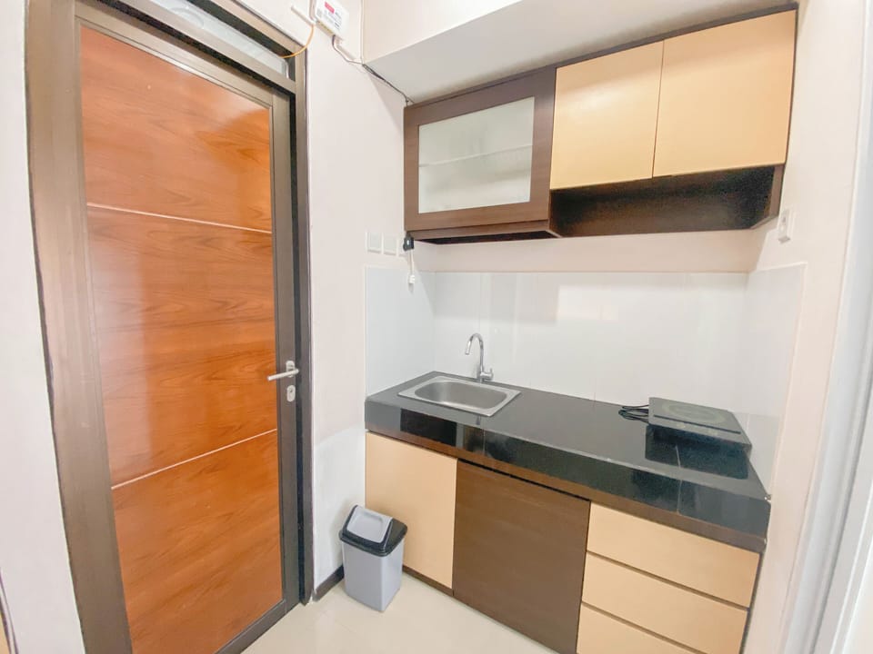 Deluxe Apartment | Private kitchen | Fridge, stovetop, dining tables
