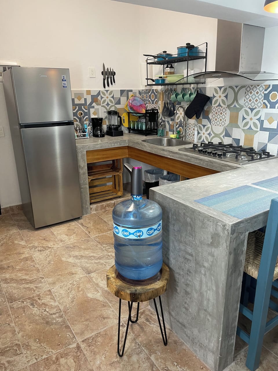Classic Studio, 1 Queen Bed, Non Smoking, Kitchen | Private kitchen | Microwave, coffee/tea maker, freezer, paper towels