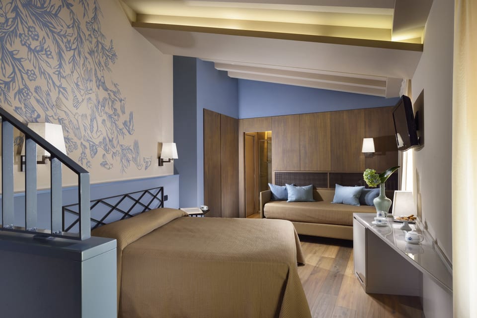 Junior Suite | Minibar, in-room safe, desk, soundproofing