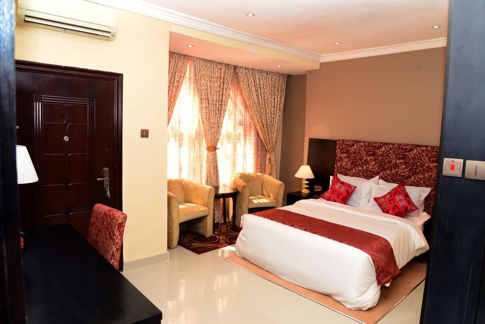 5 bedrooms, premium bedding, in-room safe, desk