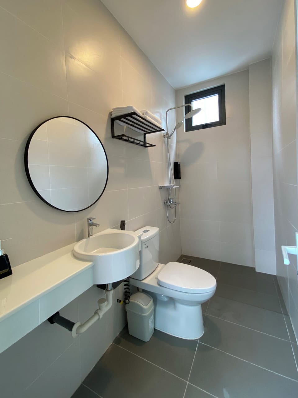 Deluxe Suite | Bathroom | Shower, hair dryer, slippers, bidet