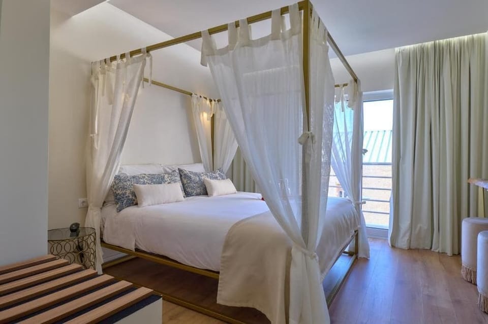 Deluxe Double Room with Spa Bath | Minibar, in-room safe, desk, iron/ironing board