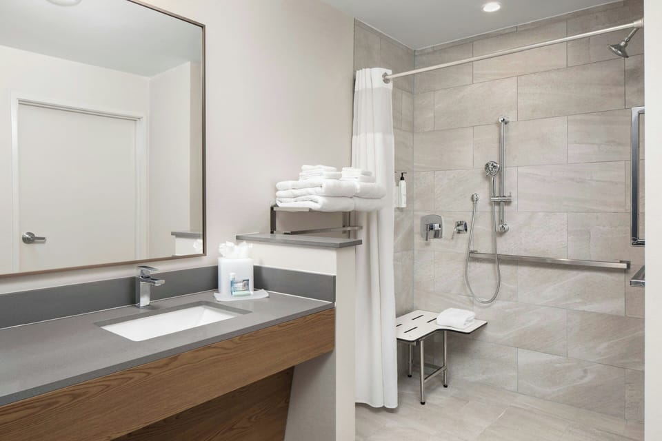 Room, 1 King Bed | Bathroom | Towels