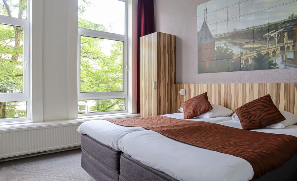 Standard Twin Room | In-room safe, desk, laptop workspace, blackout drapes